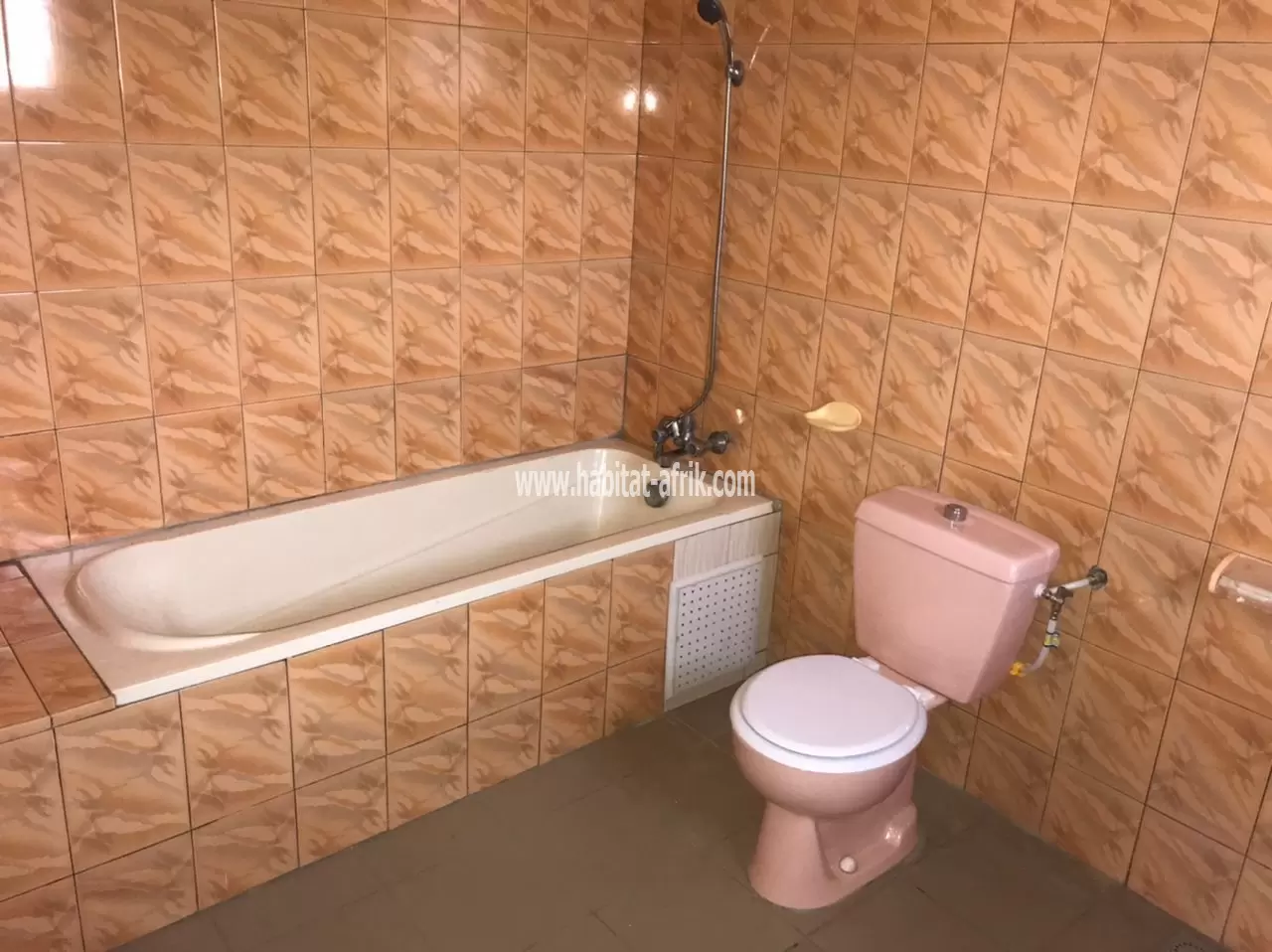 Je mets en location une maison de 9chambre 3salon WC douche interne à hedzranawoe Lome Togo 