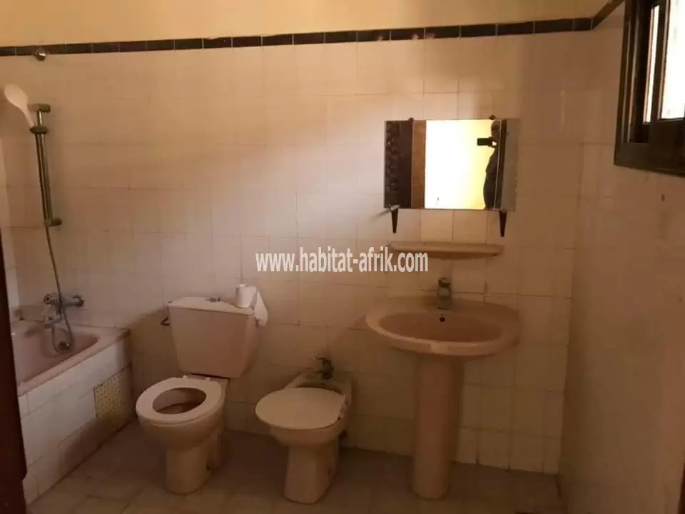 Je mets en location une maison de 9chambre 3salon WC douche interne à hedzranawoe Lome Togo 