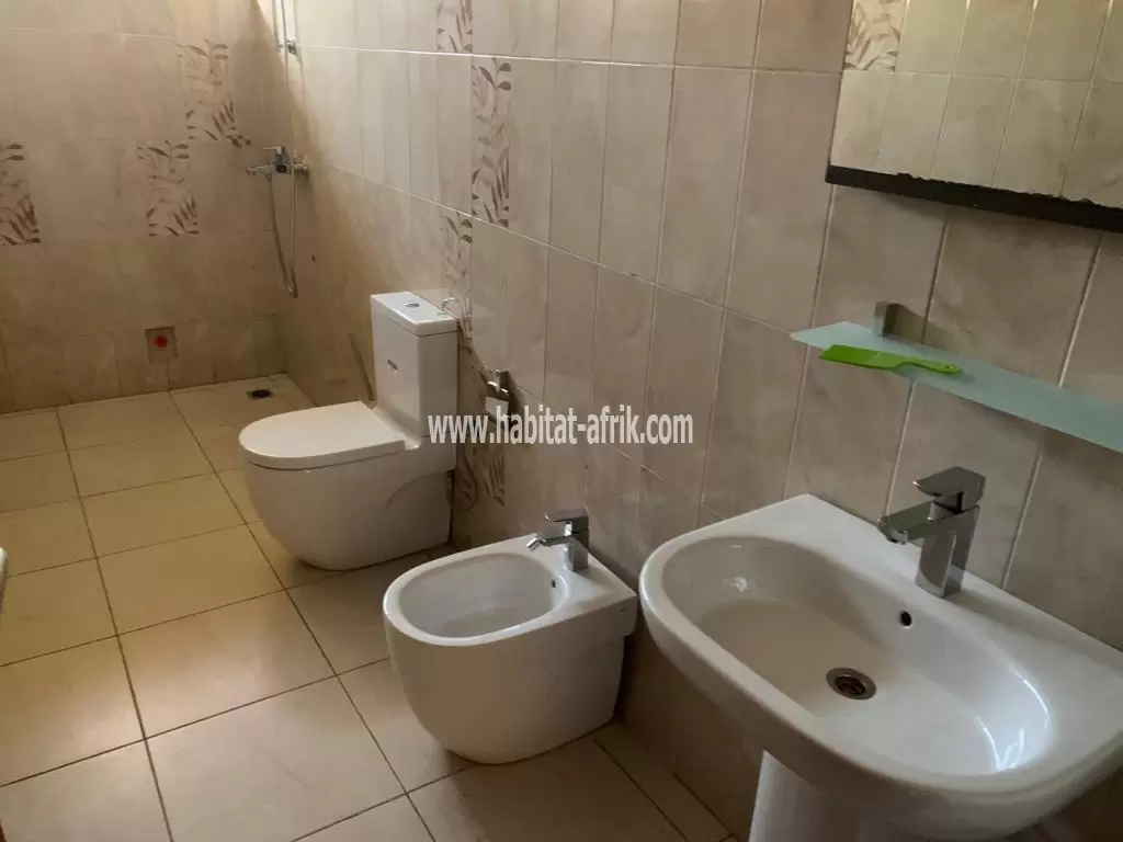 Je mets en location un villa meublé 4 chambre salon WC douche interne à baguida Lome Togo 