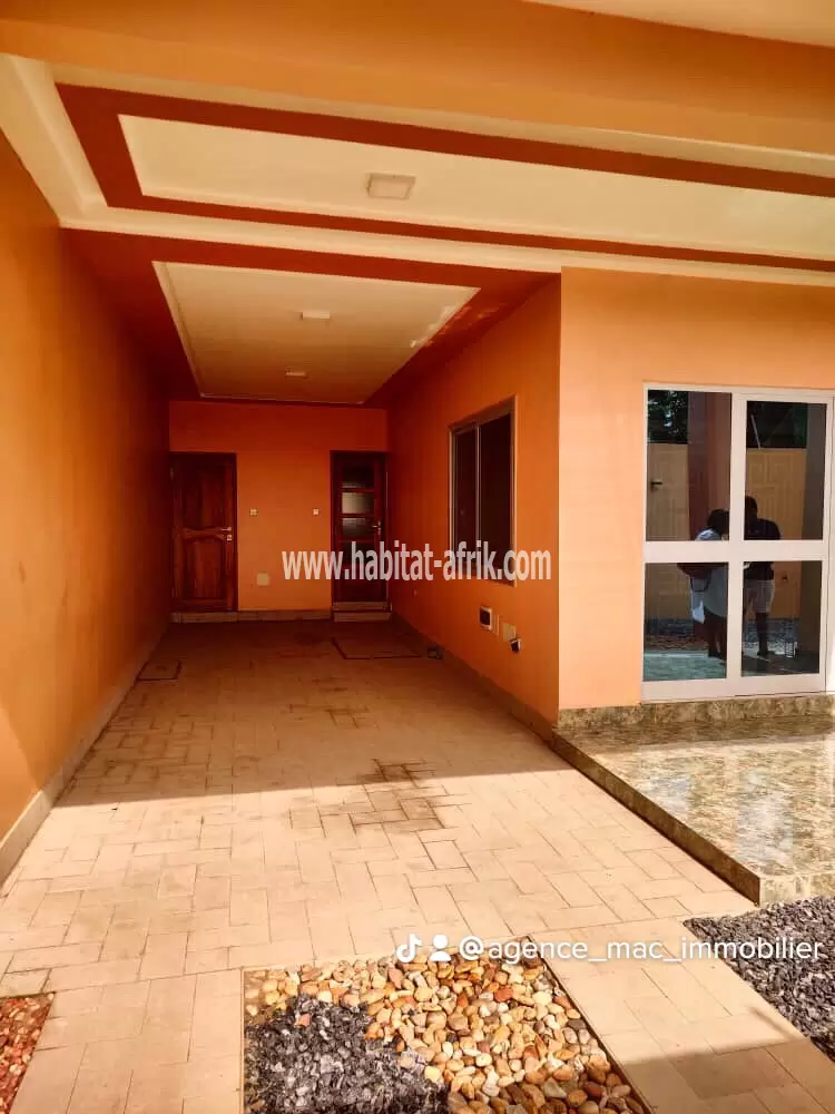 Je mets en location une maison duplex de 03 chambres à BAGUIDA MRS Lomé togo 