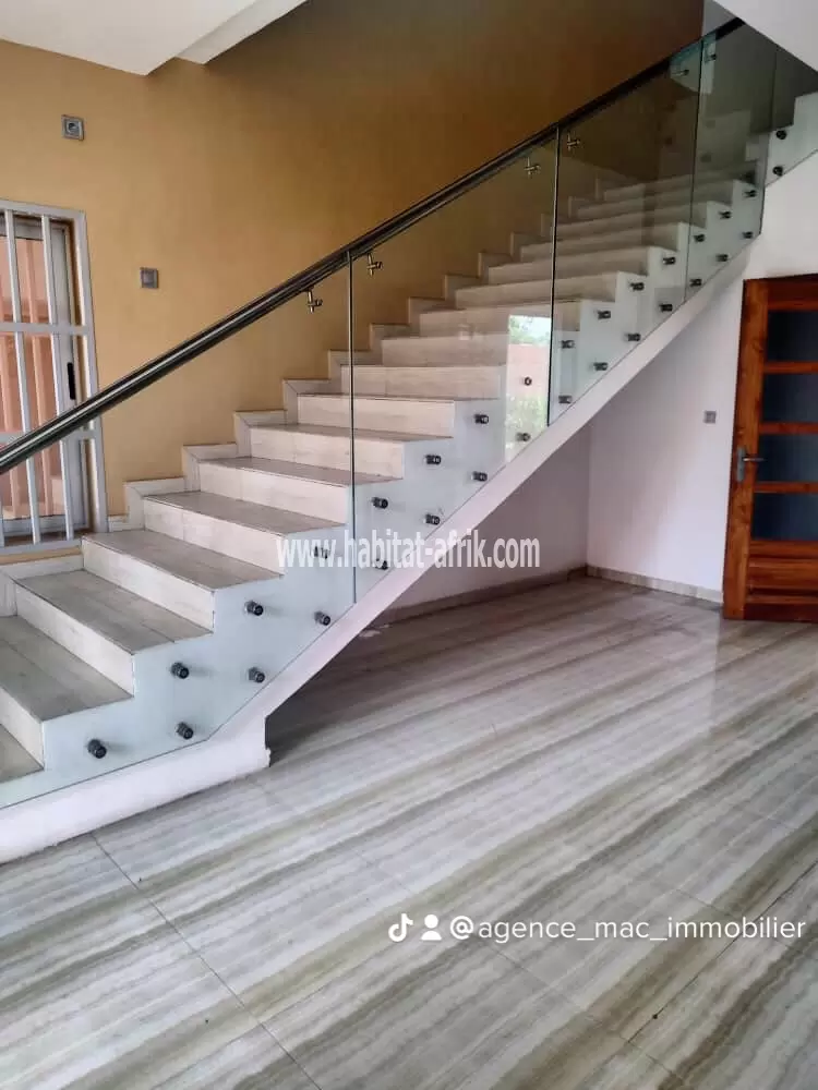Je mets en location une maison duplex de 03 chambres à BAGUIDA MRS Lomé togo 