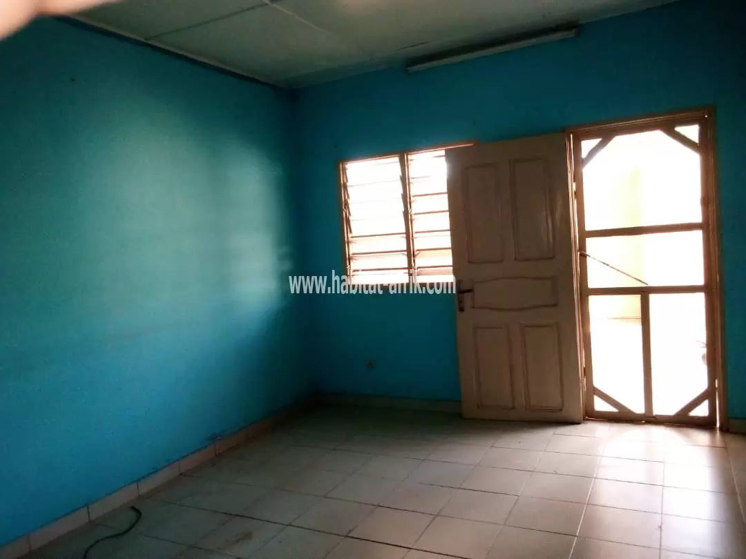 Je mets en location un appartement cour unik de chambre salon interne cuisine à atsiegou Lomé togo 