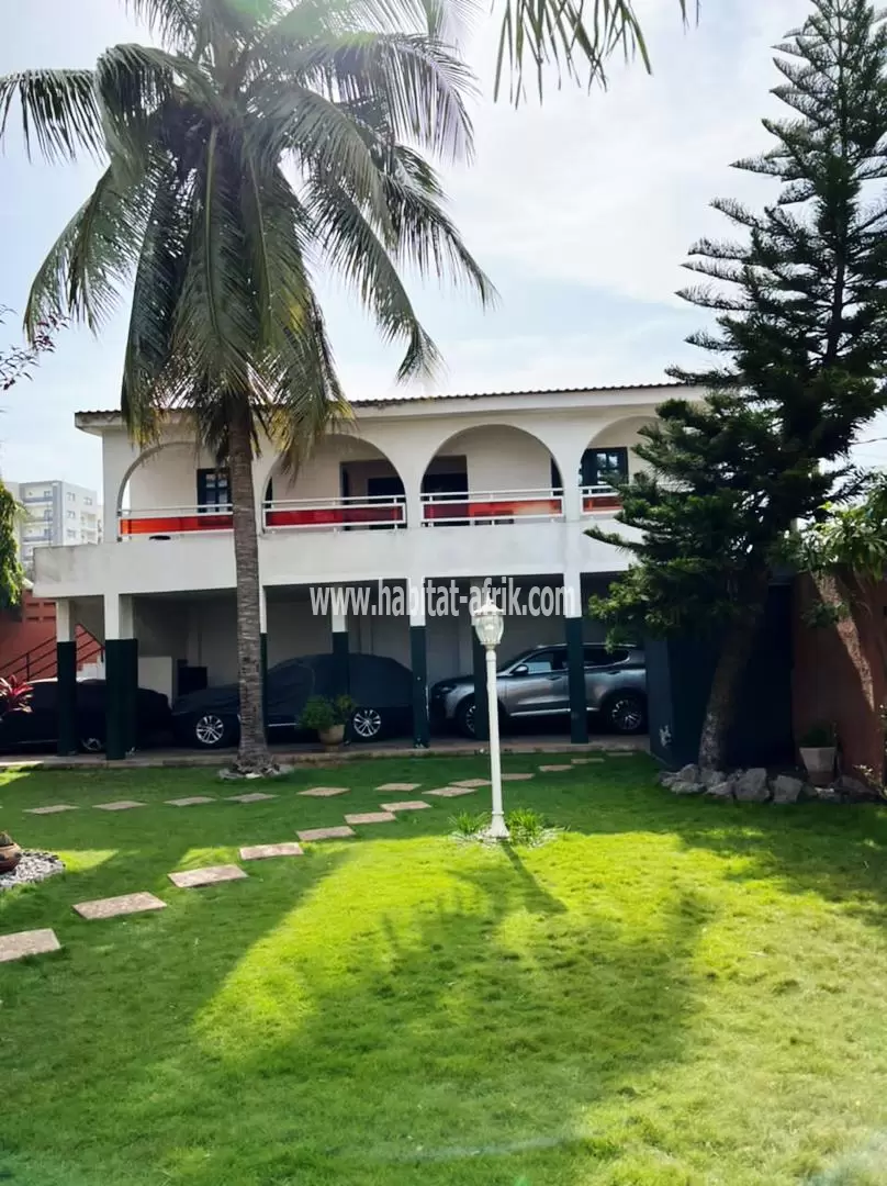 Je mets en location une maison duplex meublé de 4 chambres salon autonome situé non loin de la plage festival des glaces Lomé togo 