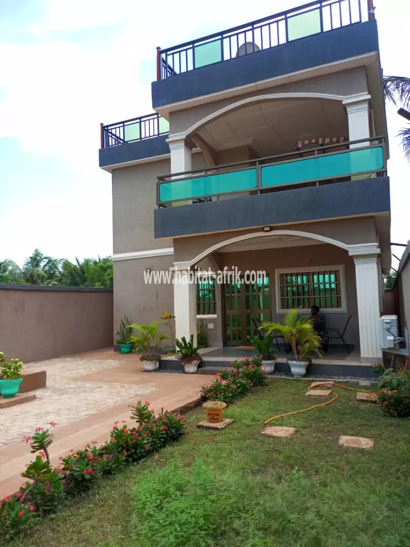 Je mets en location une maison duplex meublé de 05 chambres à adidogome logote Lomé togo 