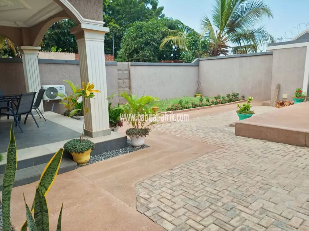 Je mets en location une maison duplex meublé de 05 chambres à adidogome logote Lomé togo 