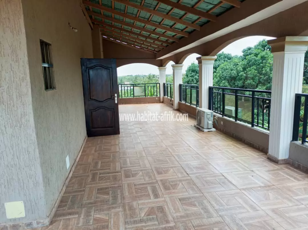 Je mets en location une maison duplex meublé de 05 chambres à adidogome logote Lomé togo 