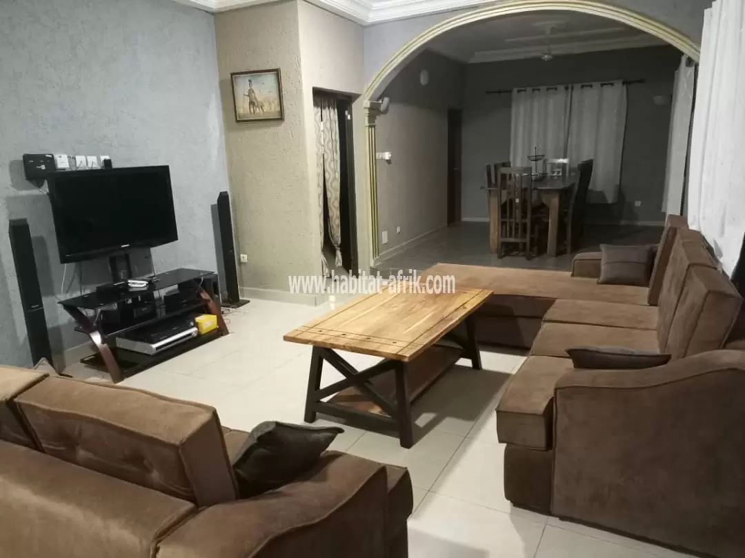 Je mets en location une maison duplex meublé de 05 chambres à adidogome logote Lomé togo 