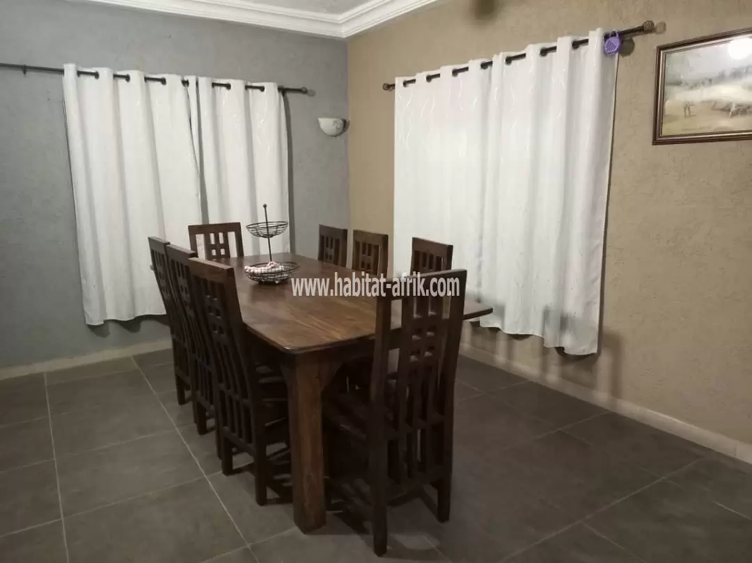 Je mets en location une maison duplex meublé de 05 chambres à adidogome logote Lomé togo 