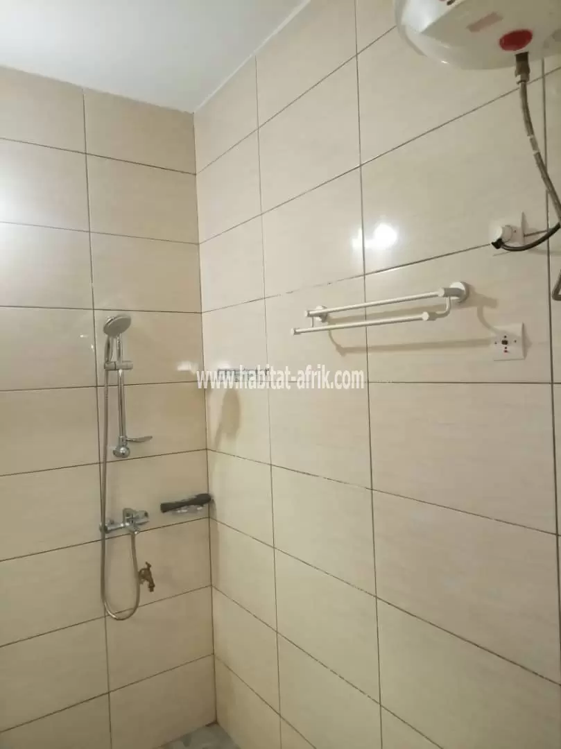 Je mets en location une maison duplex meublé de 05 chambres à adidogome logote Lomé togo 
