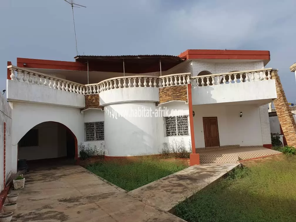 Je mets en vente une maison de 6 chambres et 2 dépendance a adidogome douane  lome