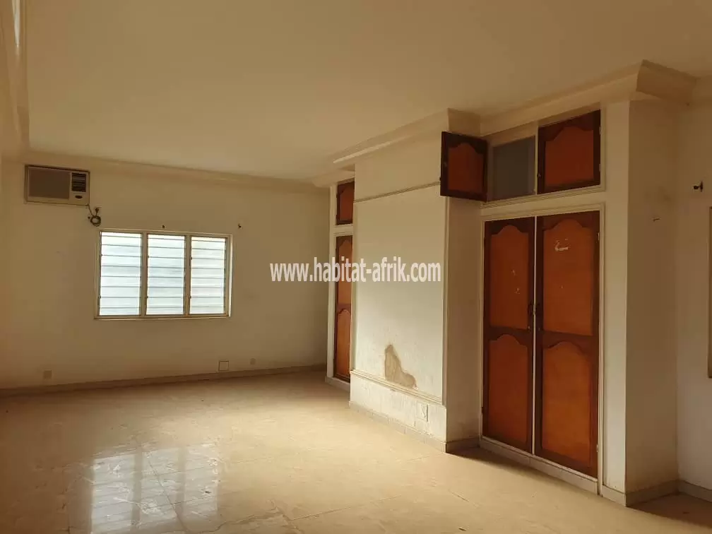 Je mets en vente une maison de 6 chambres et 2 dépendance a adidogome douane  lome