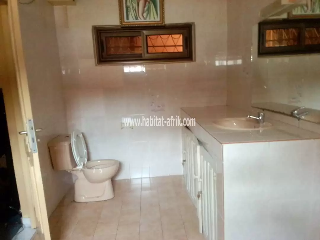 Je mets en location une maison de 3 chambres dans la caisse résidence du benin lom