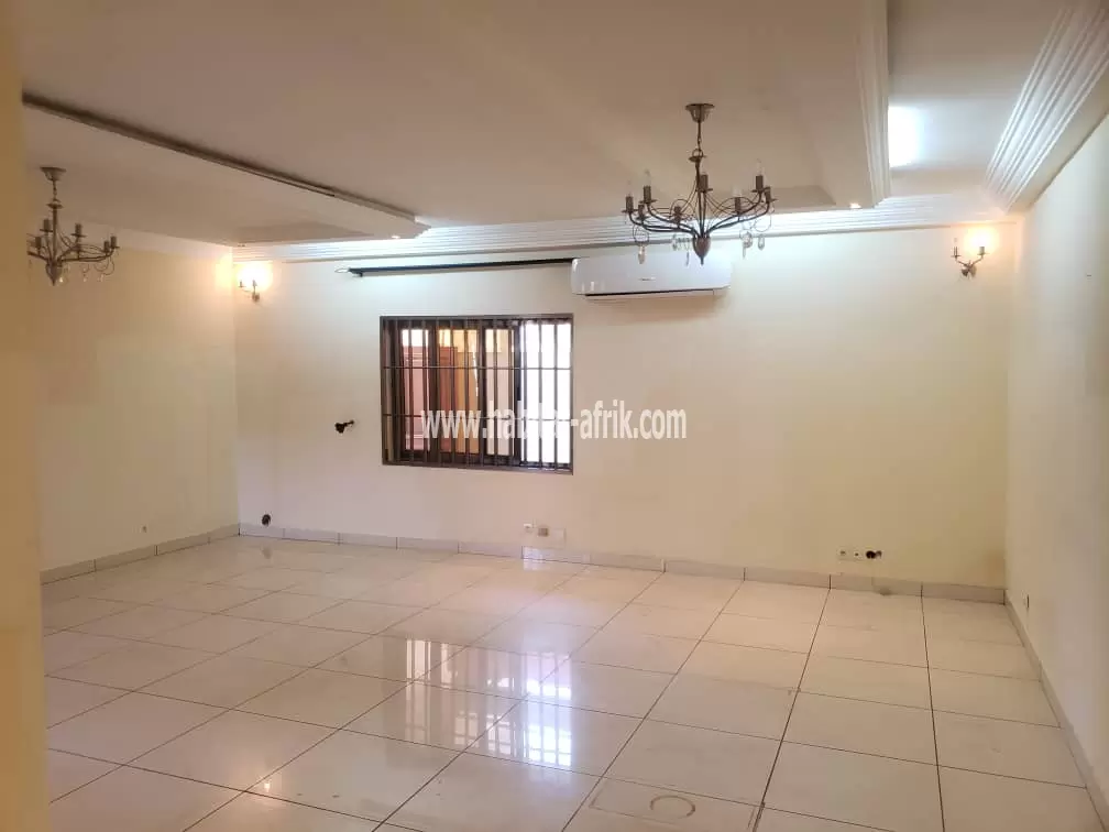 Je mets en location une maison de 4 chambres salon à DJIDJOLE non loin de l’agence Togocom Lomé togo 