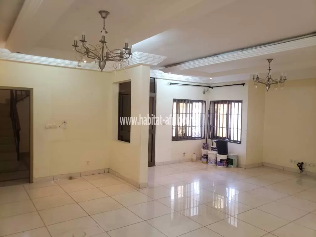 Je mets en location une maison de 4 chambres salon à DJIDJOLE non loin de l’agence Togocom Lomé togo 