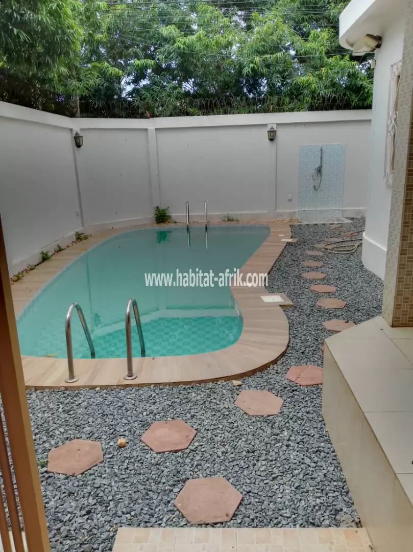 Je Mets en location une villa duplex avec piscine de 6 chambres à AVENOU lome togo