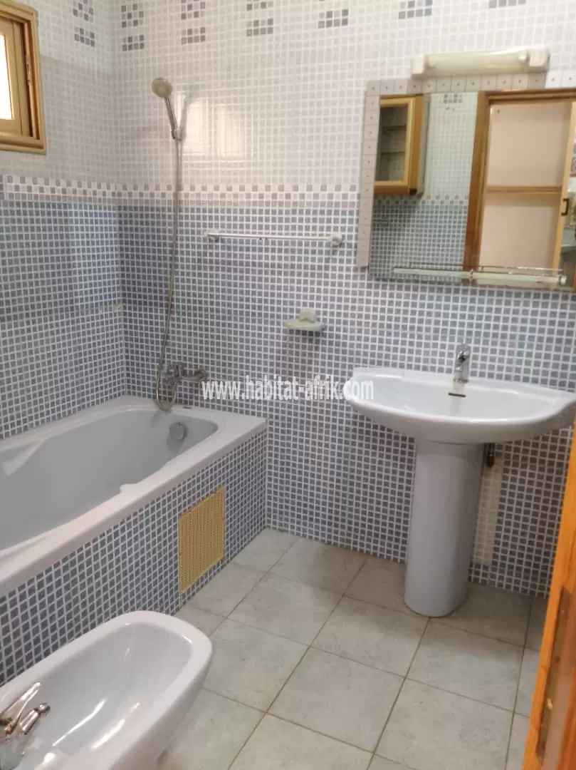 Je Mets en location une villa duplex avec piscine de 6 chambres à AVENOU lome togo