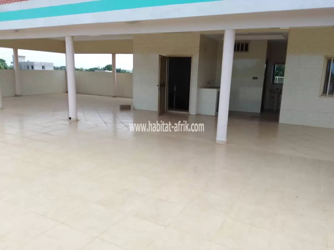 Je Mets en location une villa duplex avec piscine de 6 chambres à AVENOU lome togo