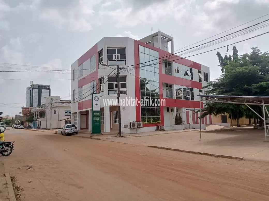 Je mets en location un immeuble de 14 chambres à AGBALEPEDO lom