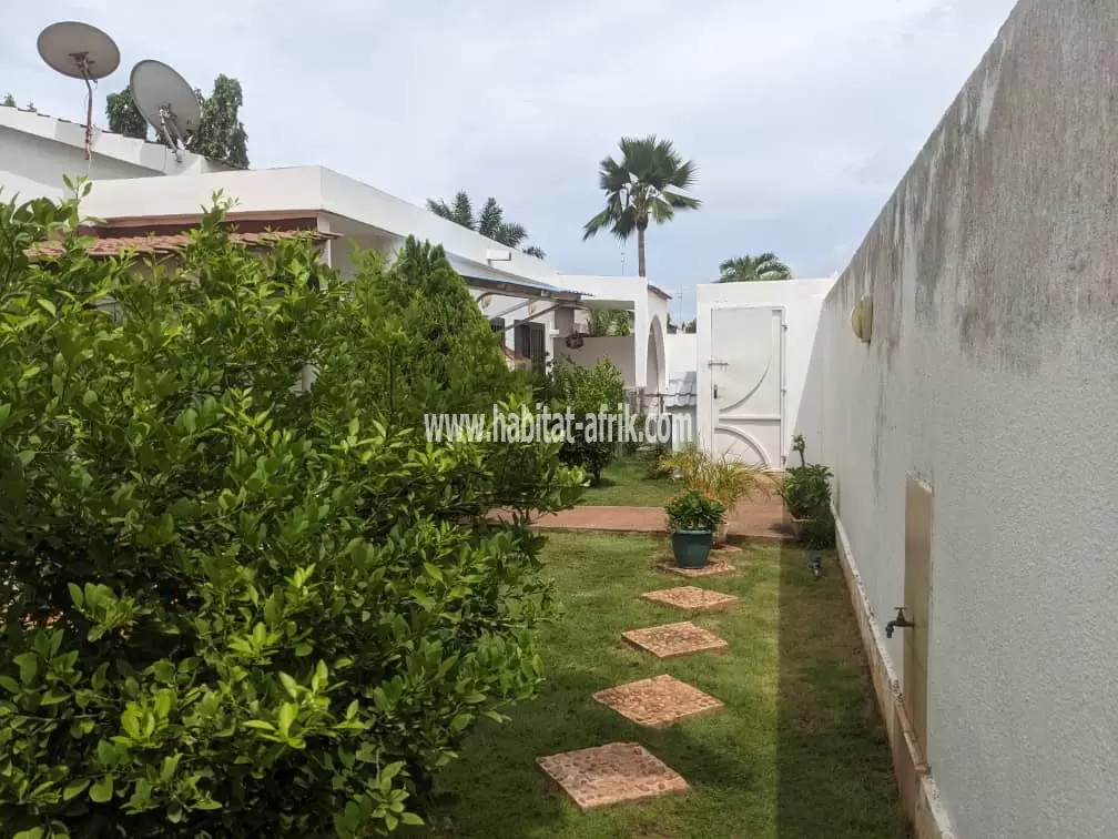 Je mets en location une maison de 3 chambres à la caisse résidence du benin lom