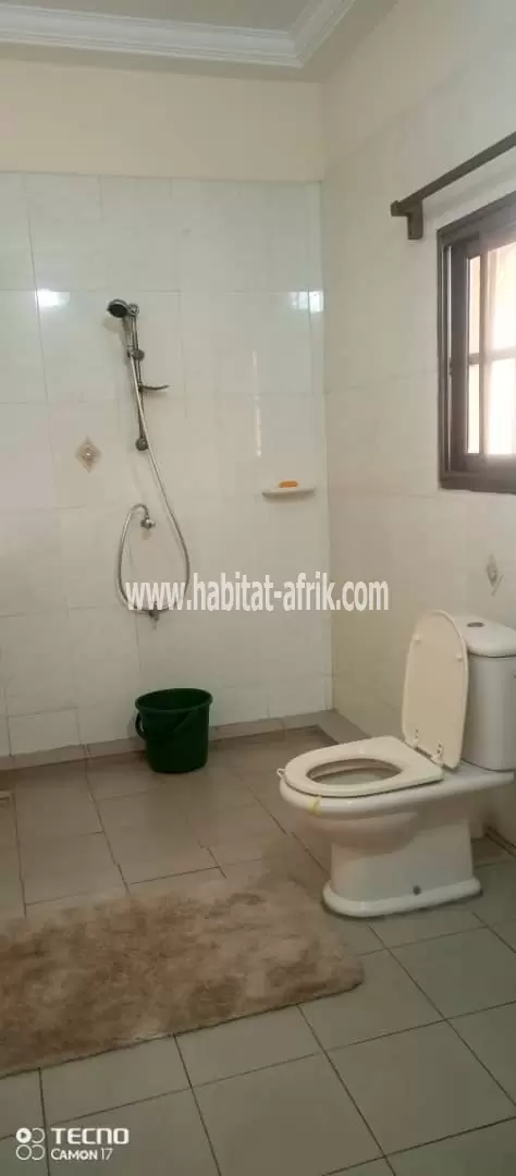 Je mets en vente une maison duplex de 05 à avedji lome togo