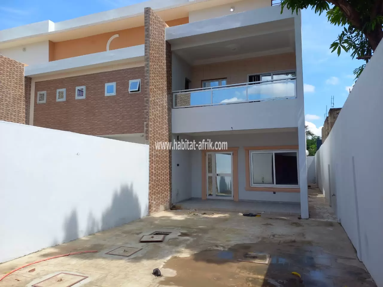 Je mets en location une maison appartement cour unique de 3 chambres à Agoé adougba CEET non loin de ll’echan