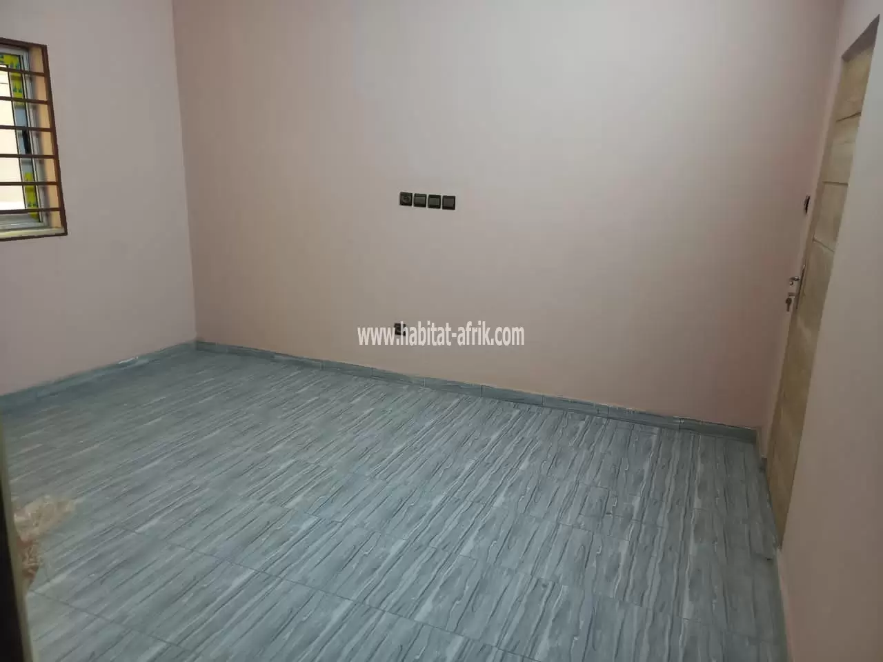 Je mets en location une maison appartement cour unique de 3 chambres à Agoé adougba CEET non loin de ll’echan