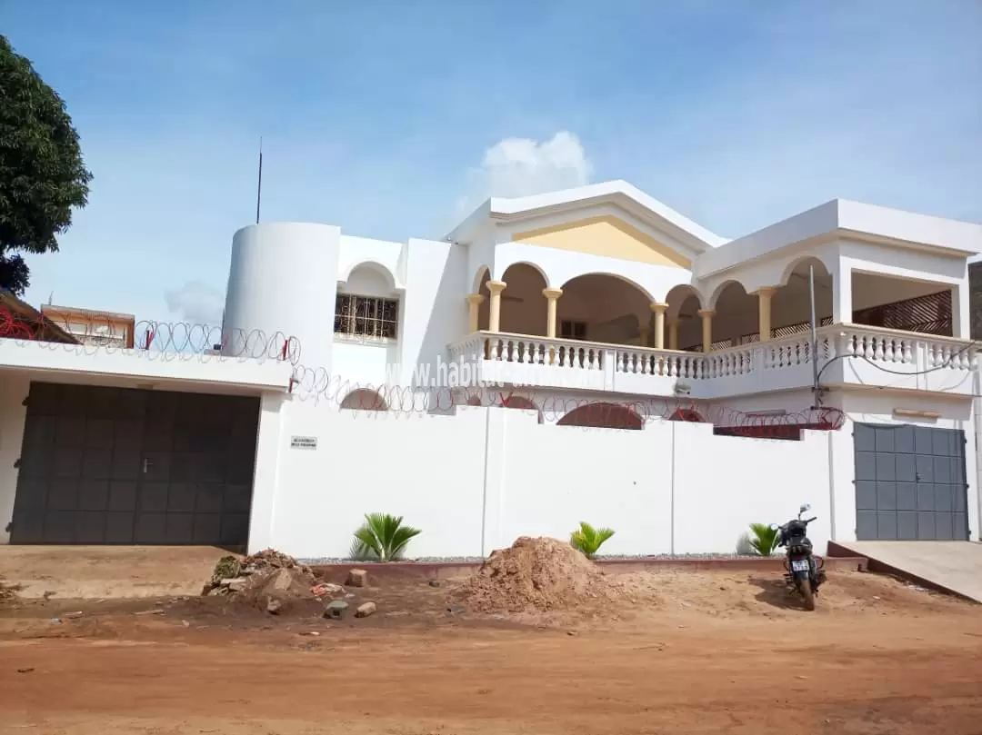 Je mets en location une maison duplex de 5 chambres et dépendance garage de 3 voitures à Tokoin doumassesse pres de la pharmacie st kisito lome to