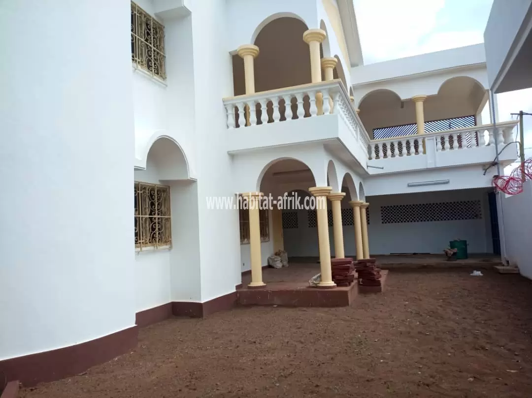 Je mets en location une maison duplex de 5 chambres et dépendance garage de 3 voitures à Tokoin doumassesse pres de la pharmacie st kisito lome to