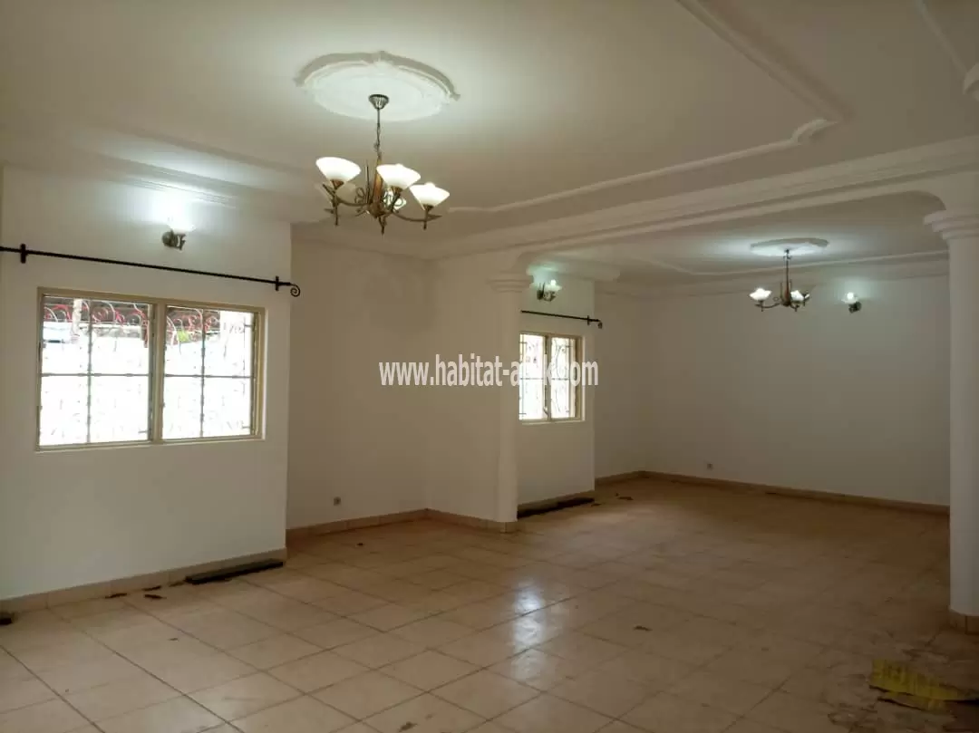 Je mets en location une maison duplex de 5 chambres et dépendance garage de 3 voitures à Tokoin doumassesse pres de la pharmacie st kisito lome to