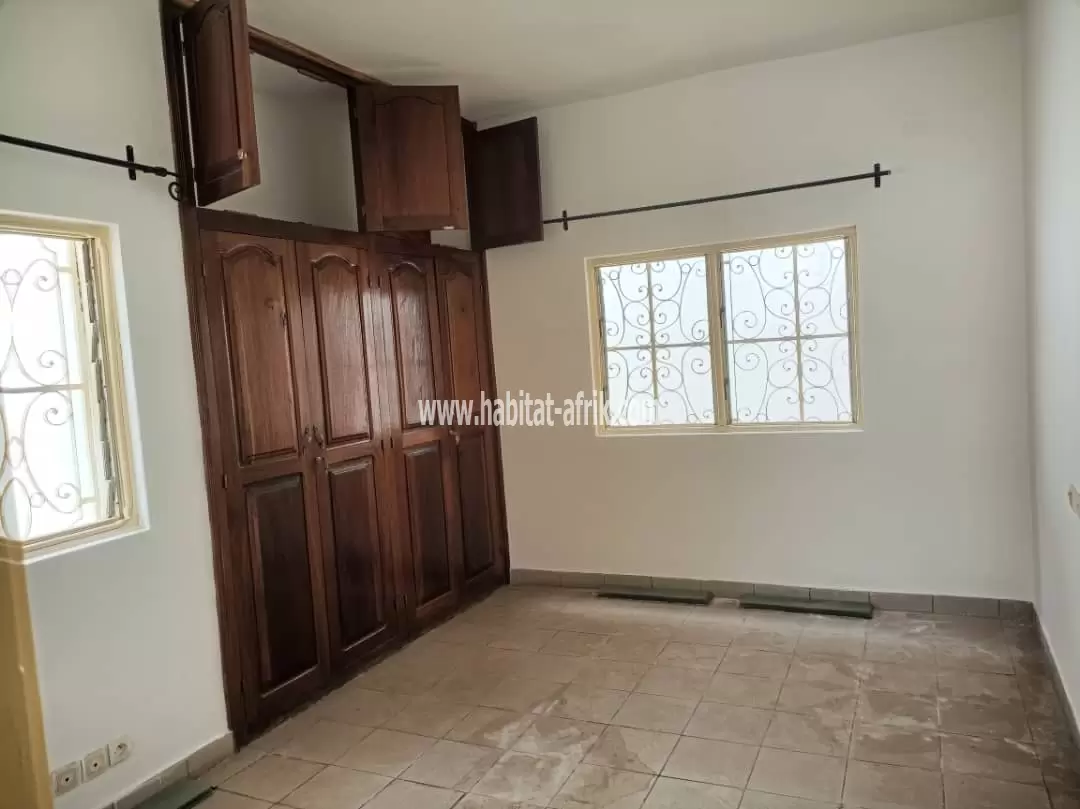 Je mets en location une maison duplex de 5 chambres et dépendance garage de 3 voitures à Tokoin doumassesse pres de la pharmacie st kisito lome to