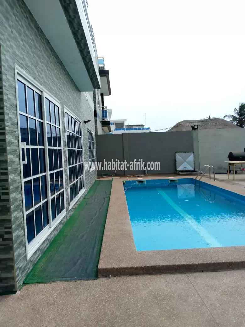 Je mets en location UNE SPLENDIDE VILLA MEUBLÉE AVEC PISCINE ET UNE VUE SUR LA MER DE 4 CHAMBRES PISCINE JARDIN À BAGUIDA LOMÉ TOGO 