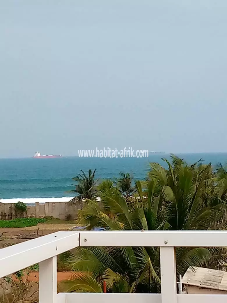 Je mets en location UNE SPLENDIDE VILLA MEUBLÉE AVEC PISCINE ET UNE VUE SUR LA MER DE 4 CHAMBRES PISCINE JARDIN À BAGUIDA LOMÉ TOGO 