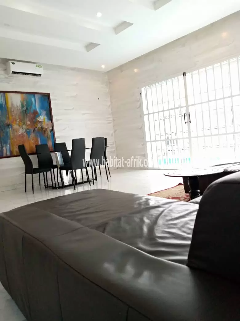 Je mets en location UNE SPLENDIDE VILLA MEUBLÉE AVEC PISCINE ET UNE VUE SUR LA MER DE 4 CHAMBRES PISCINE JARDIN À BAGUIDA LOMÉ TOGO 