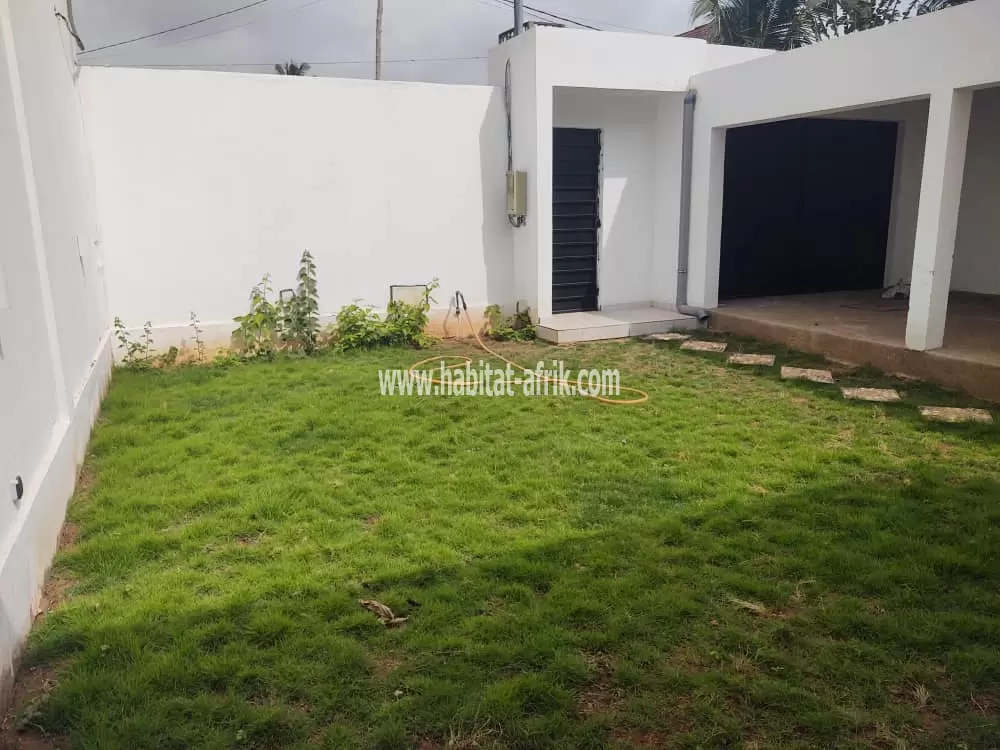 Je mets en location une maison duplex de 3 chambres garage pour 2 voitures à Agoé fil o parc lom
