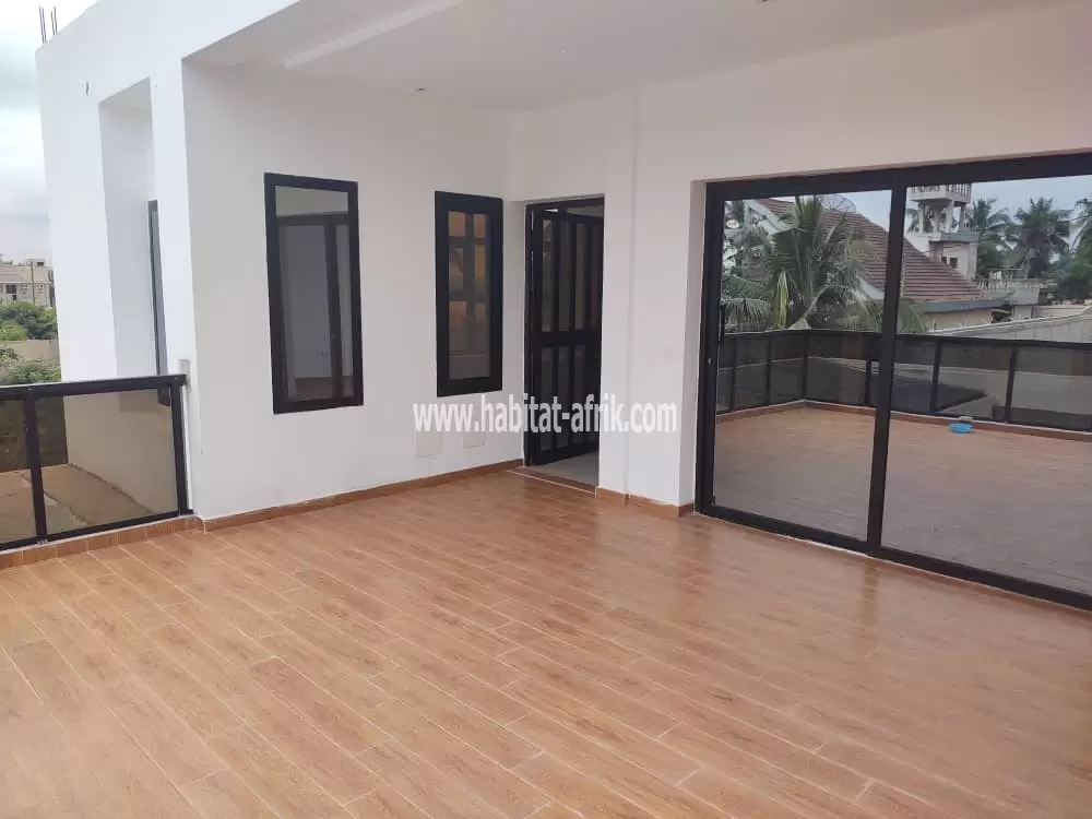 Je mets en location une maison duplex de 3 chambres garage pour 2 voitures à Agoé fil o parc lom