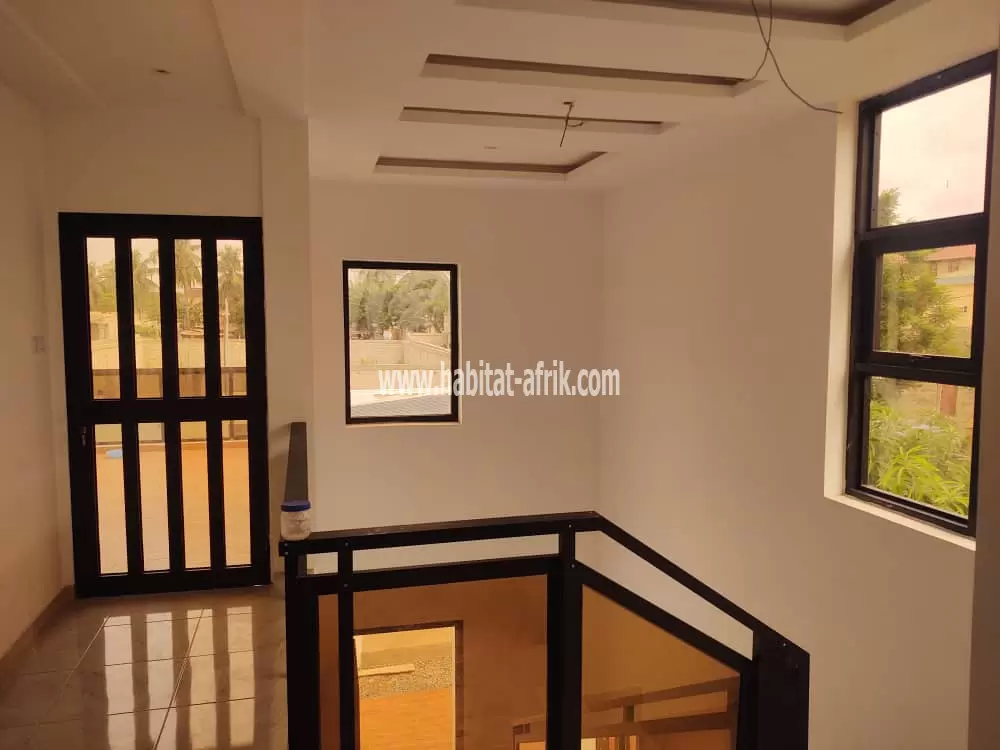 Je mets en location une maison duplex de 3 chambres garage pour 2 voitures à Agoé fil o parc lom