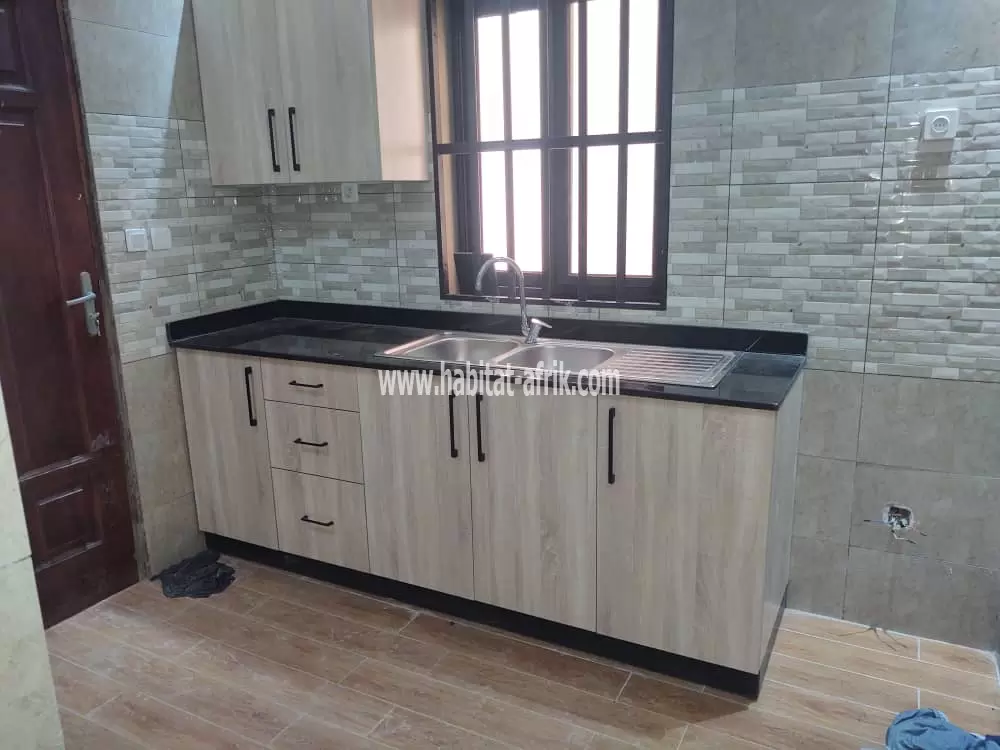 Je mets en location une maison duplex de 3 chambres garage pour 2 voitures à Agoé fil o parc lom