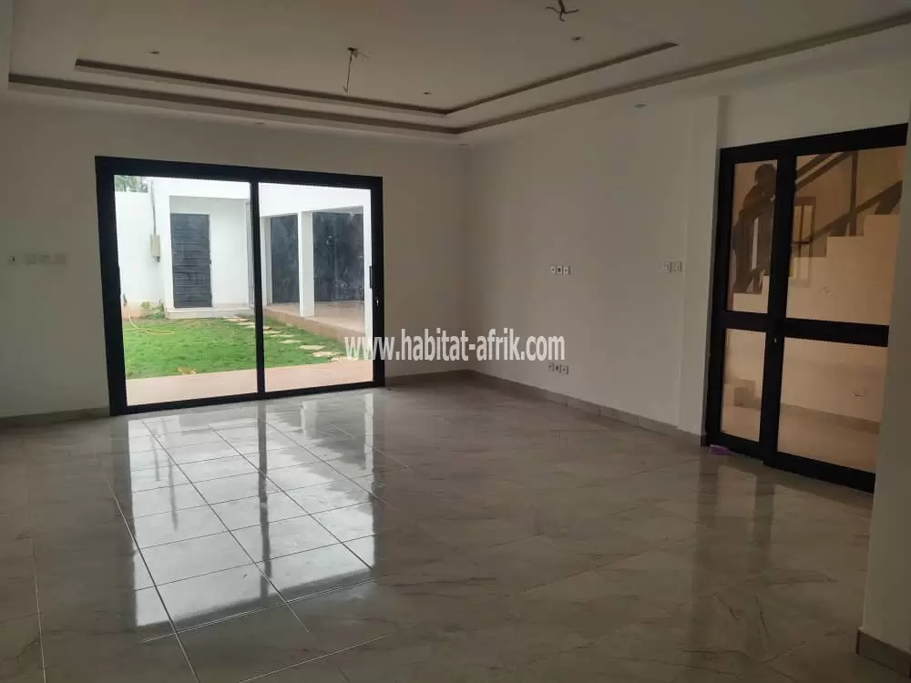 Je mets en location une maison duplex de 3 chambres garage pour 2 voitures à Agoé fil o parc lom