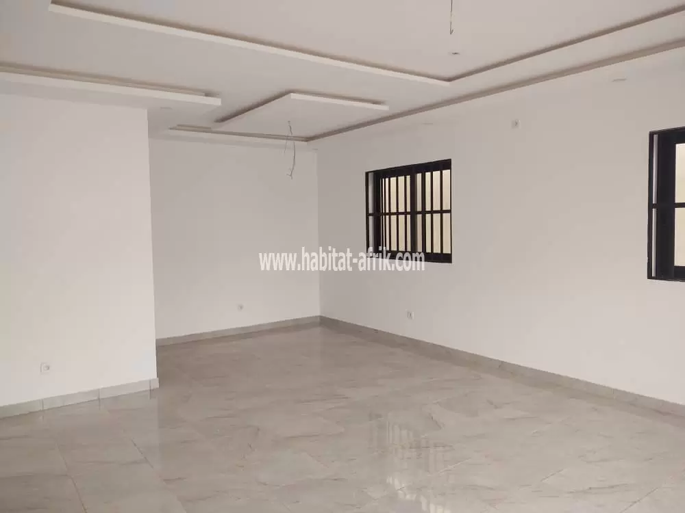 Je mets en location une maison duplex de 3 chambres garage pour 2 voitures à Agoé fil o parc lom