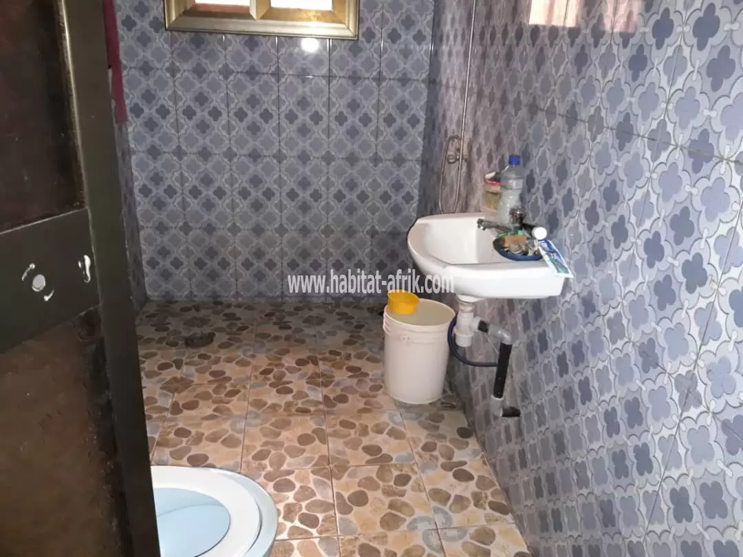 Je mets en vente une maison de 3 chambres et dépendance à AKATO baz ebomaf Lomé togo 