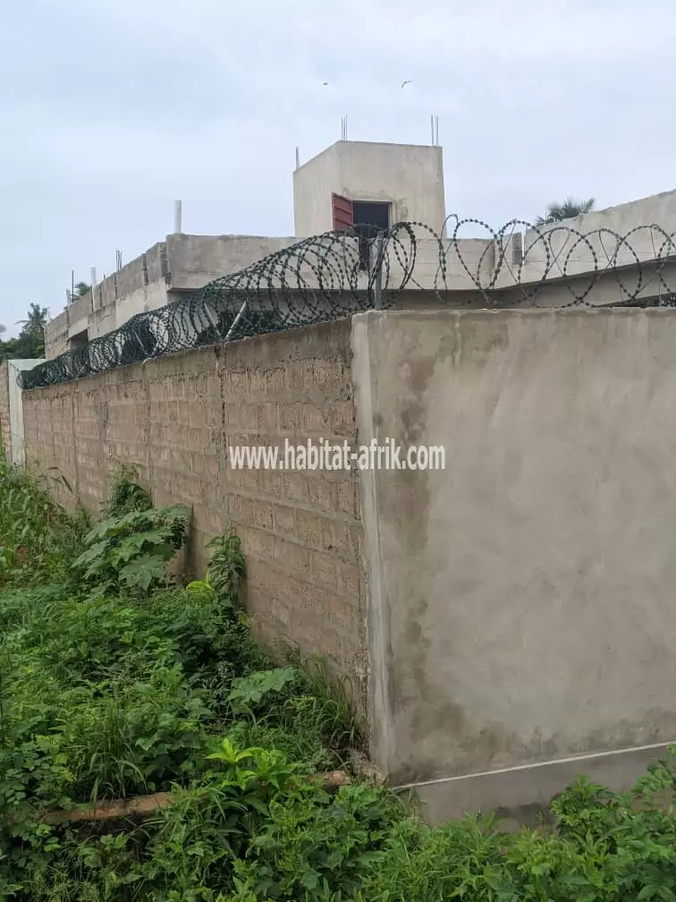 Je mets en vente une maison de 2 chambres salon et 2 dépendance à Adidogome LANKOUVI  lome togo