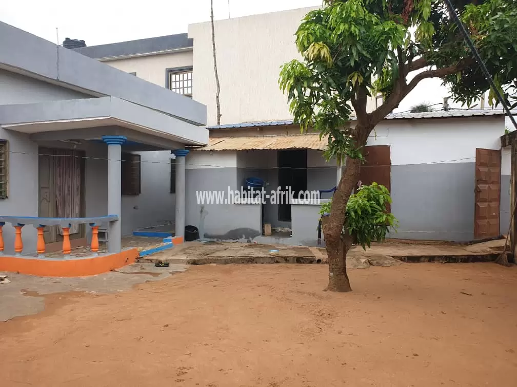 JE METS EN VENTE UNE MAISON SUR DEMI LOT A AGOÉ SOGBOSSITO LOME