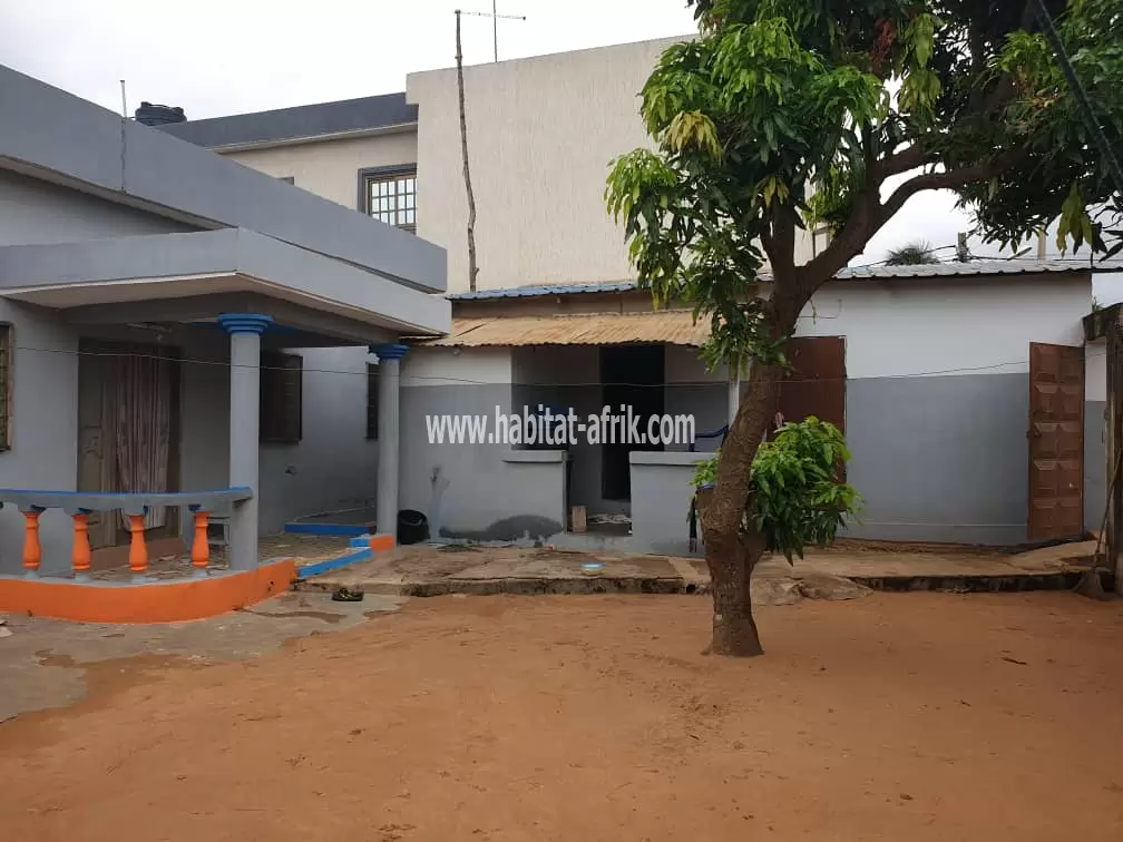 JE METS EN VENTE UNE MAISON SUR DEMI LOT A AGOÉ SOGBOSSITO LOME