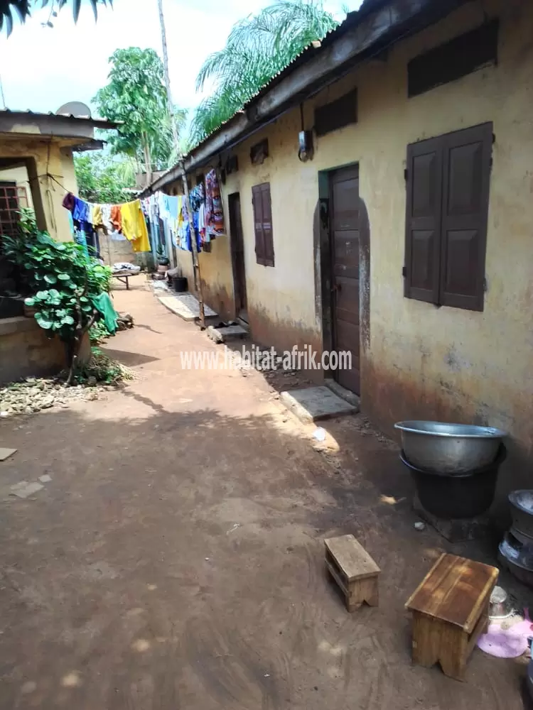 JE METS EN VENTE UNE VIEILLE MAISON AVEC 7 PIÈCES À AGOÉ CACAVELI PHARMACIE SHALOM LOMÉ TOGO 