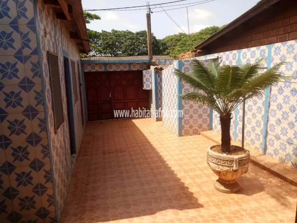 JE METS EN VENTE UNE MAISON SUR UN QUART DE LOT DEUX CHAMBRES SALON BOUTIQUE ET DÉPENDANCE À ADIDOGOME DERRIÈRE HÔTEL NORD ET SUD