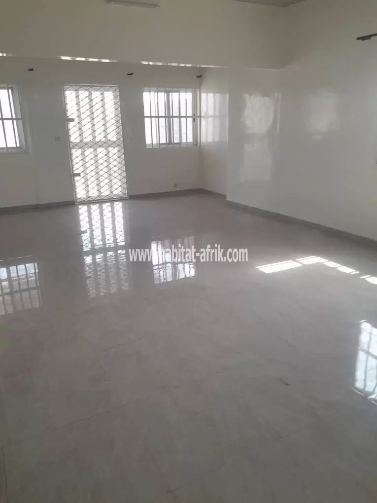 JE METS EN LOCATION UN APPARTEMENT DE 2 CHAMBRES À LETAGE LOMNAVA LOME TOGO