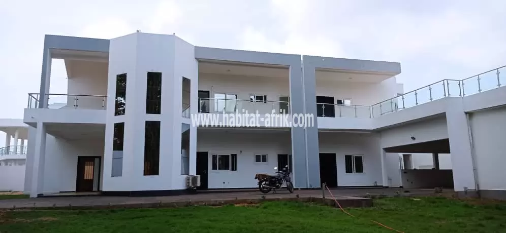 JE METS EN VENTE UNE MAISON DUPLEX SUR 3 LOTS ET DEMI A NOVISSI 7 CHAMBRES JARDIN ET PISCINE LO