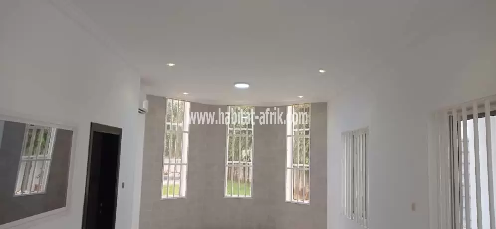 JE METS EN VENTE UNE MAISON DUPLEX SUR 3 LOTS ET DEMI A NOVISSI 7 CHAMBRES JARDIN ET PISCINE LO