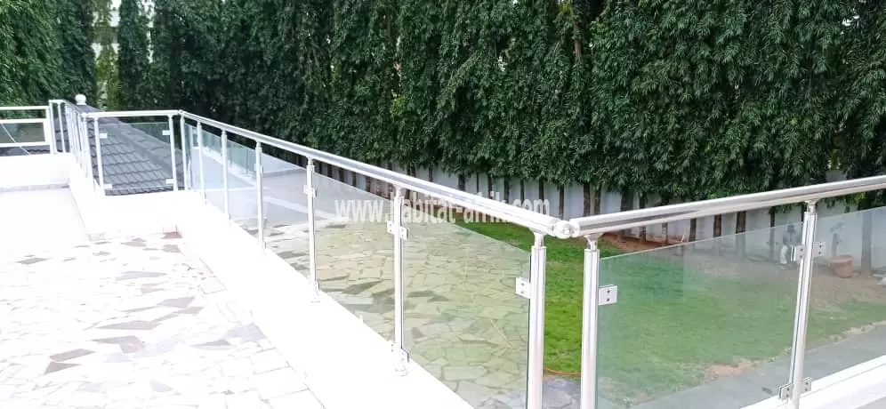 JE METS EN VENTE UNE MAISON DUPLEX SUR 3 LOTS ET DEMI A NOVISSI 7 CHAMBRES JARDIN ET PISCINE LO