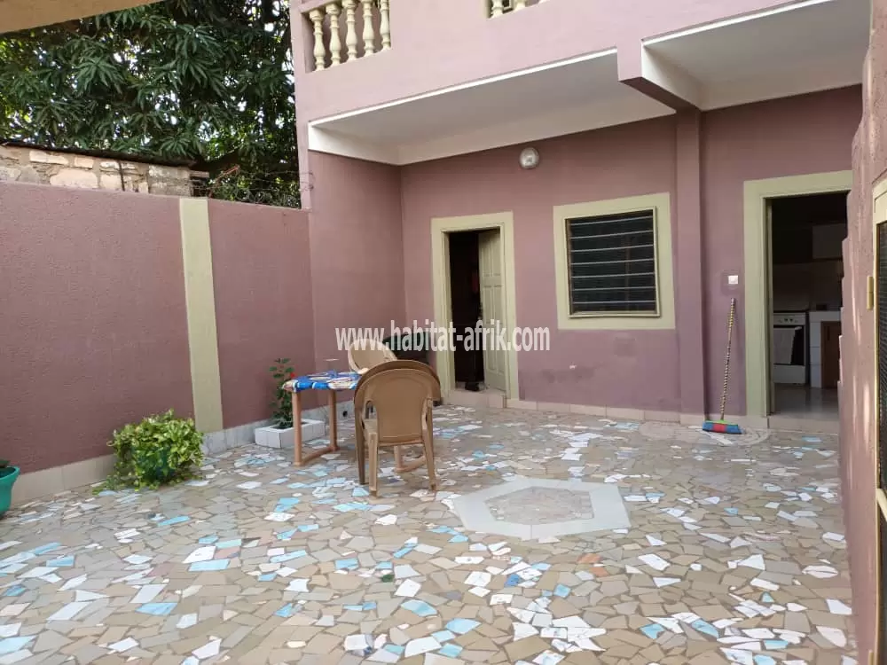 JE METS EN VENTE UNE MAISON DE QUATRE CHAMBRES À ADEWUI ZONE CADASTRE LOME 